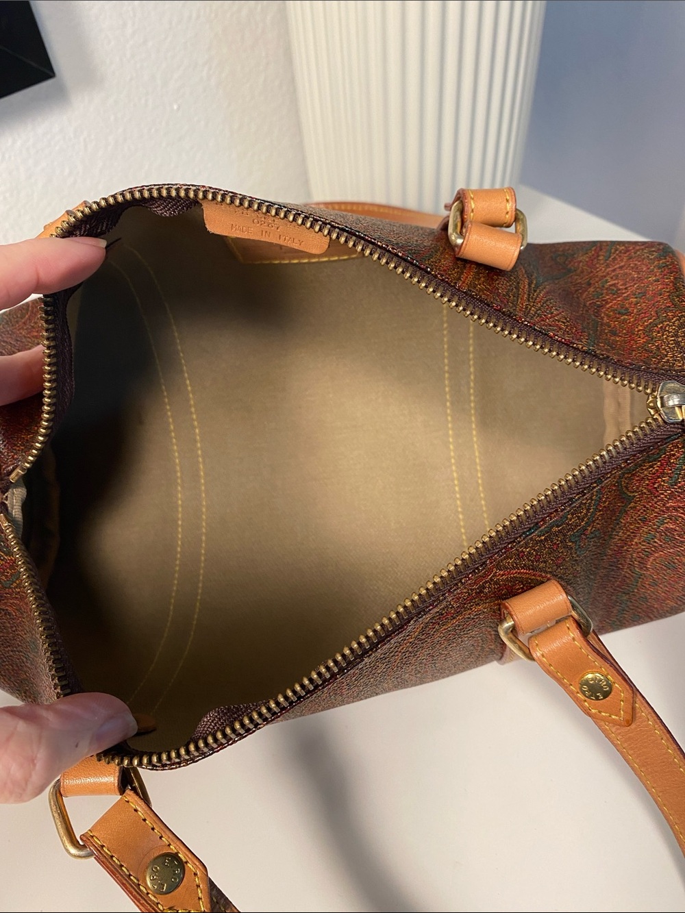 Vintage 1996 ETRO Milano Red Paisley Barrel 26 Bag - Picture 11 of 11